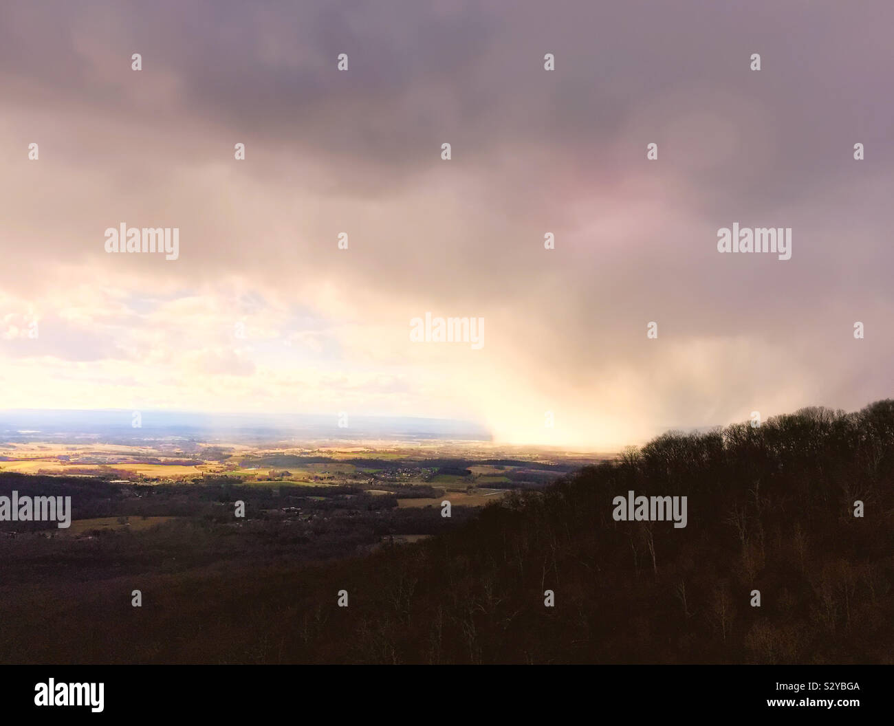 Vue panoramique de Annapolis rochers dans la zone nord-ouest du Maryland USA. Un orage s'approche dans la distance lointaine. Plein soleil et nuages sombres créer un ciel plein de contraste. Banque D'Images