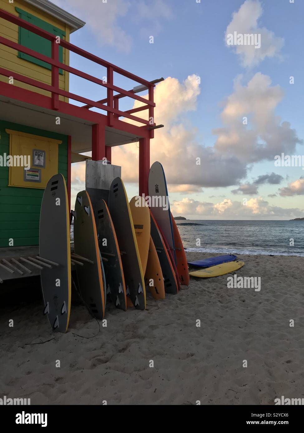 Tas de planches de surf intimidant pour un bon ride dans les vagues de Saint Barthélémy Banque D'Images