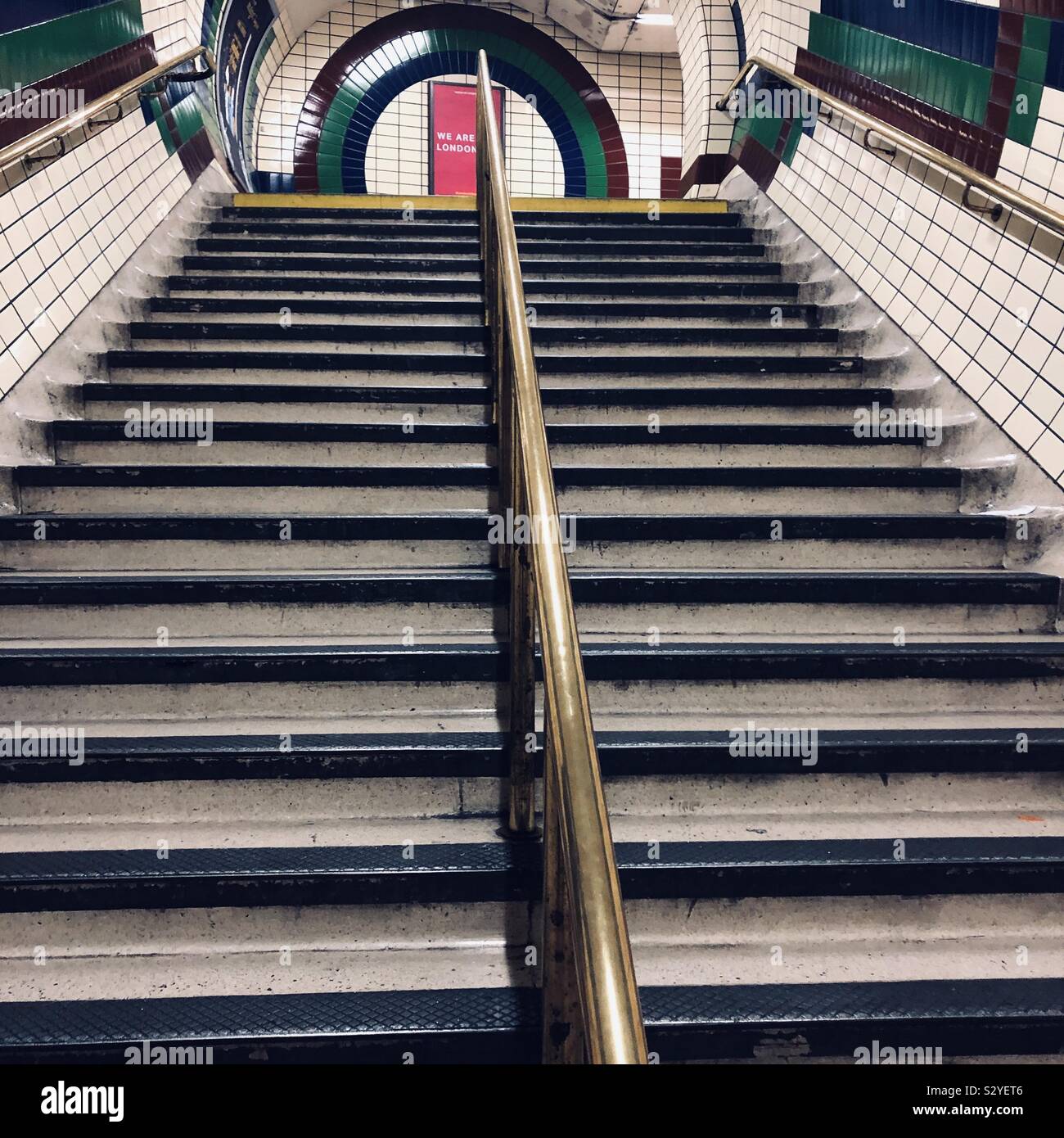 À la métro de Londres jusqu'à des mesures d'escalier Photo Stock - Alamy