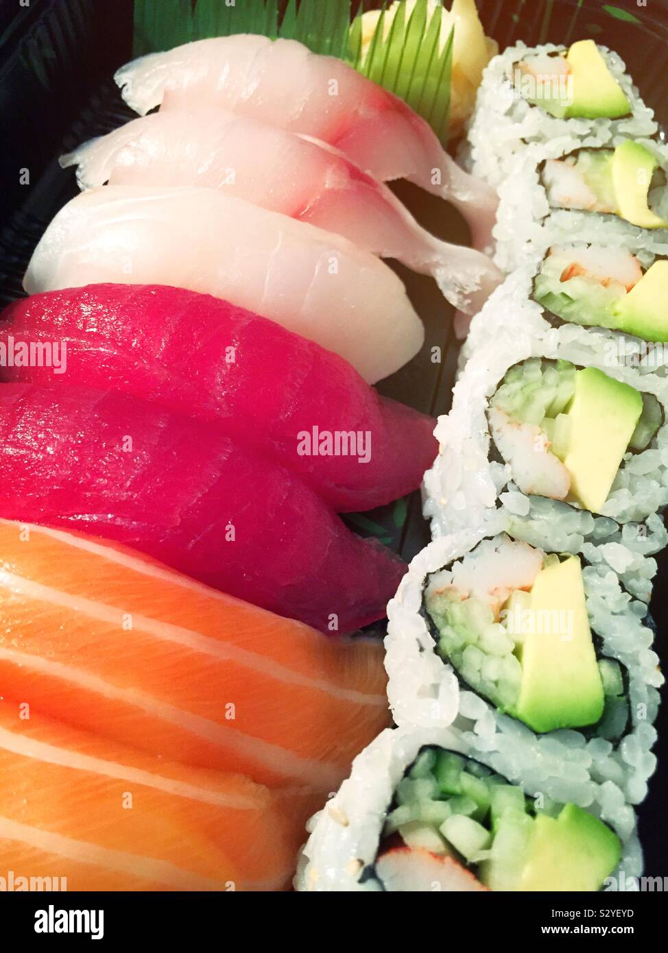 Close up d'un sushi japonais gastronomique repas comprend le rouleau de Californie Banque D'Images