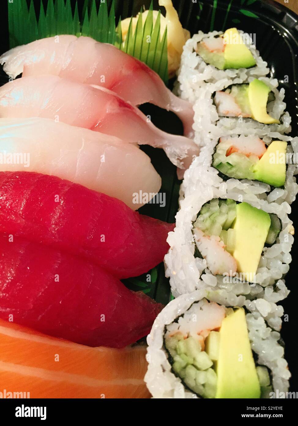 Close up d'un repas gourmet sushi japonais avec California roll Banque D'Images