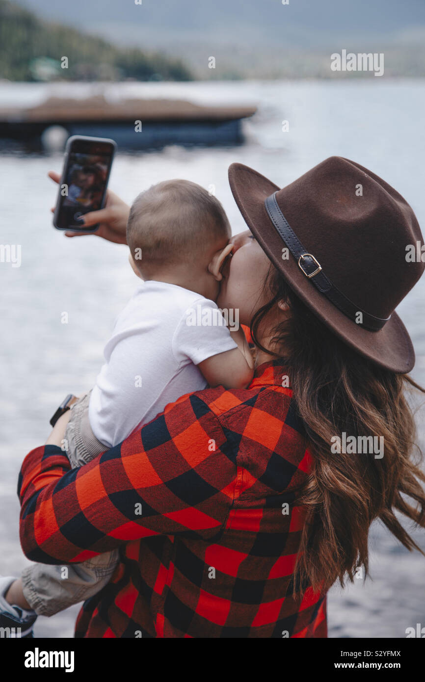 La maman et le fils en prenant un selfies Banque D'Images