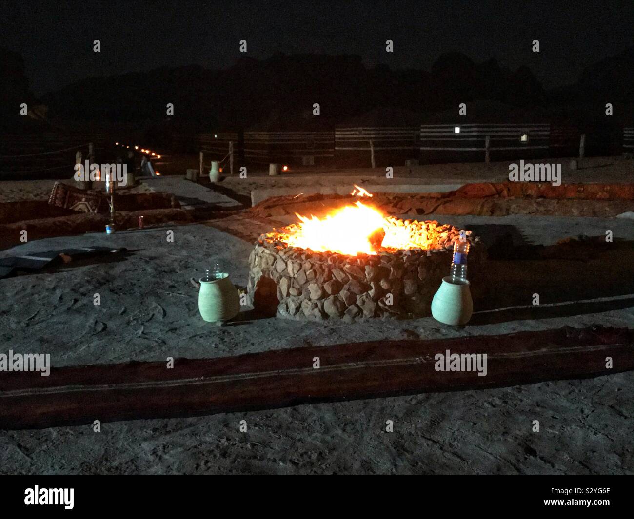 Feu de camp. Wadi Rum Jordanie village spatial. Banque D'Images