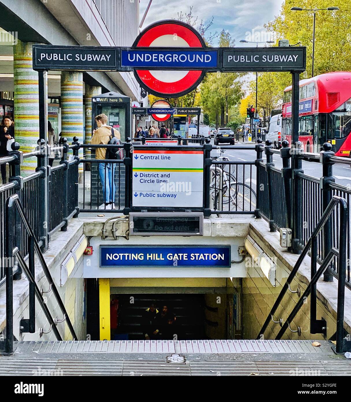 La station de métro Notting Hill Gate à Londres Photo Stock - Alamy