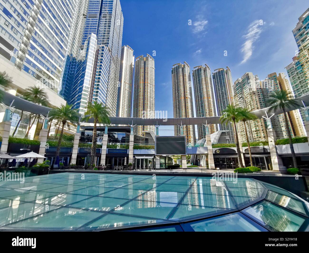 Résidentiel et commercial moderne de grands bâtiments autour du forum civique, à Kowloon, Hong Kong. Banque D'Images