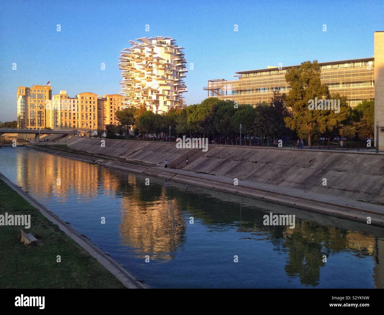 L'immobilier sur les rives de la rivière Lez, Montpellier France Banque D'Images