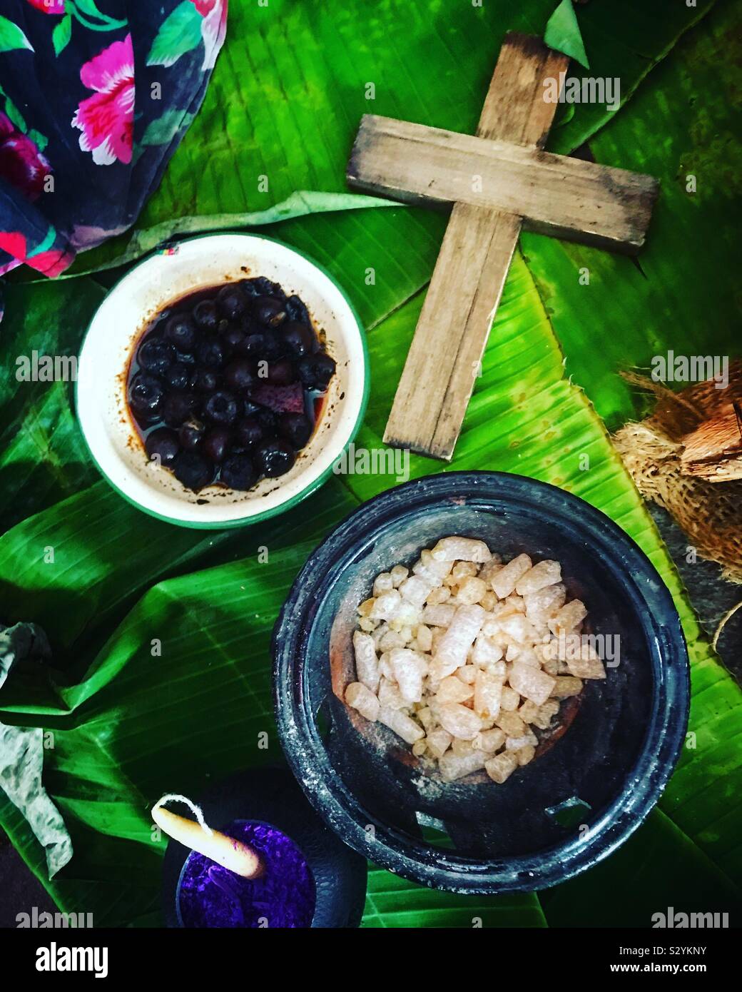 Une croix en bois, encens copal et les mûres décorer un autel pendant le Jour des Morts à Coyoacan, Mexico, Mexique Banque D'Images