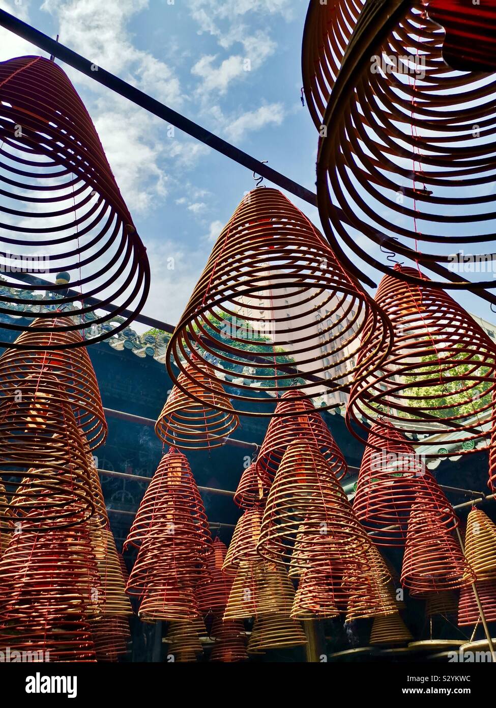 Bobines d'encens en spirale à Tin Hau Temple Yaumatei, Kowloon, à Hong Kong. Banque D'Images