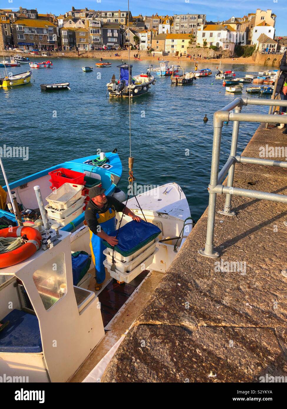 Le maquereau d'atterrissage pêcheur à St Ives en octobre. - Image de stock capturée avec un smartphone