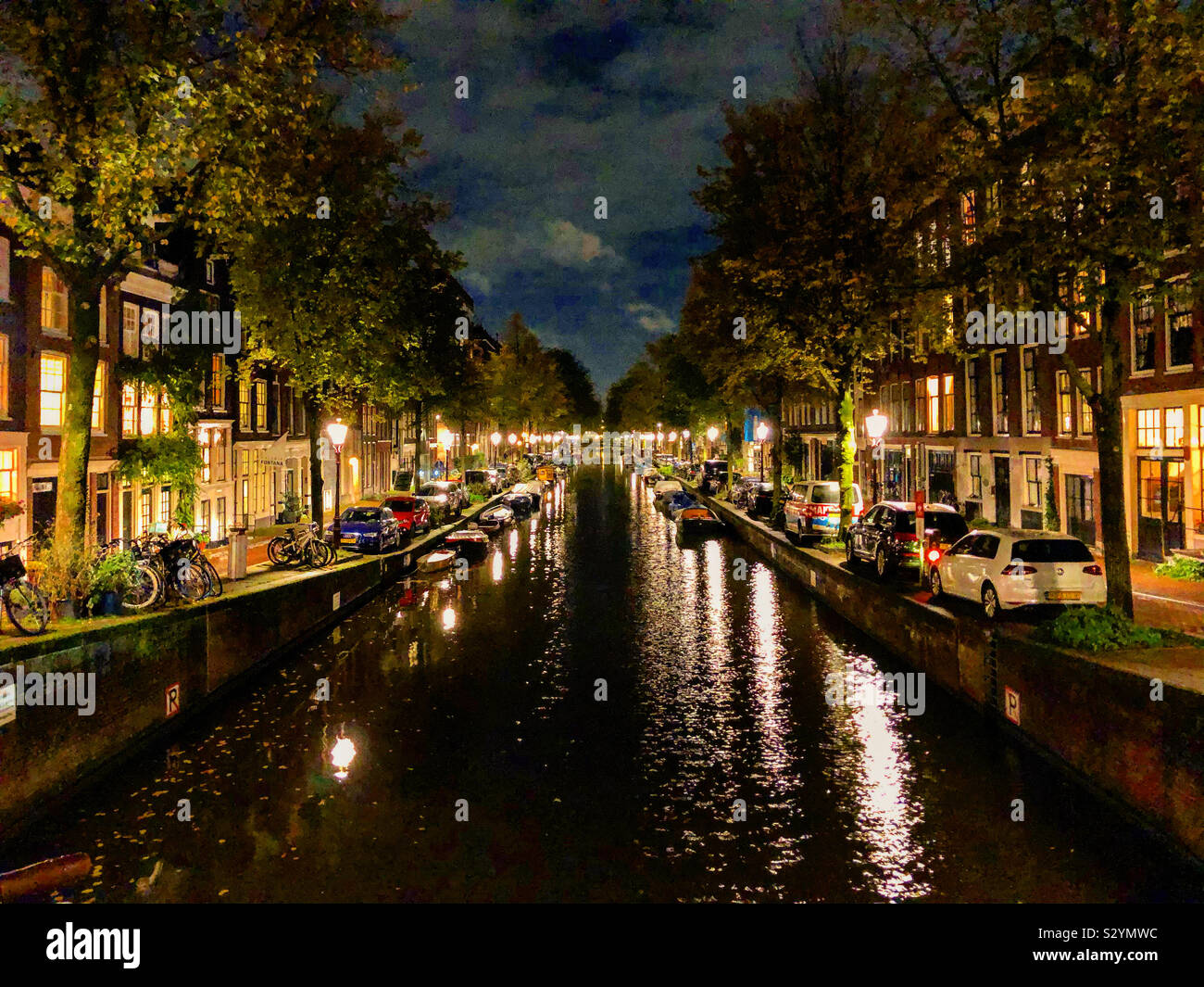 Amsterdam dans la nuit, 2019 - Image de stock capturée avec un smartphone