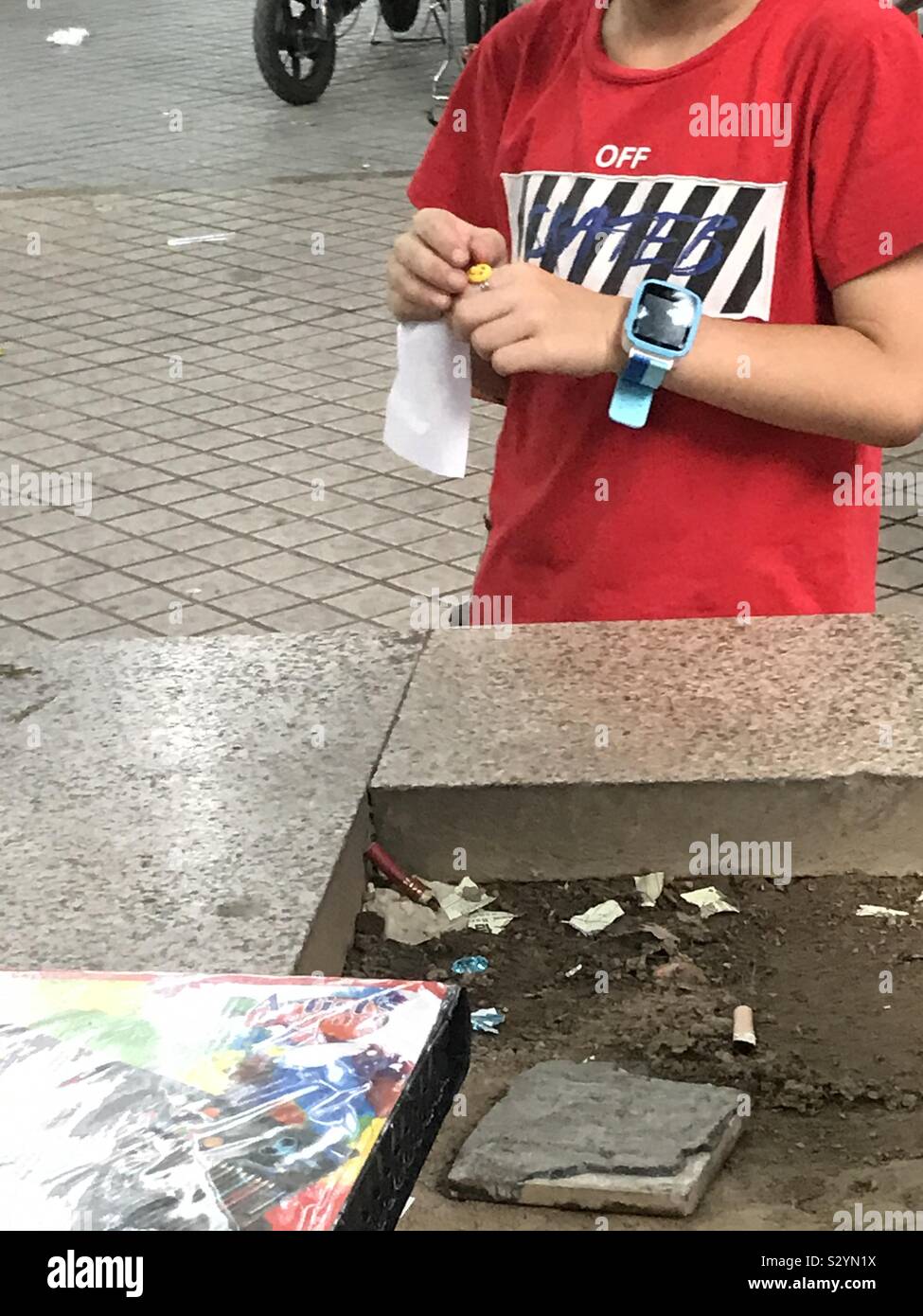 Un téléphone de porté par un garçon - Image de stock capturée avec un smartphone