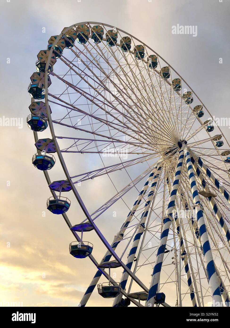 Grande roue au coucher du soleil dans la ville balnéaire d'Arcachon, France. 31 Octobre 2019 Banque D'Images