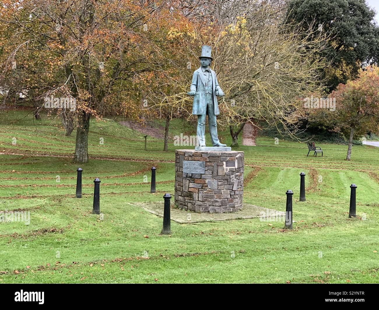 Isambard Kingdom Brunel à la statue le Neyland entouré par des lignes de feuilles Banque D'Images