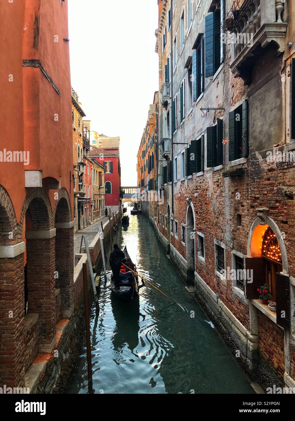 L'exploitation de l'homme gondole à Venise en Gondole Banque D'Images