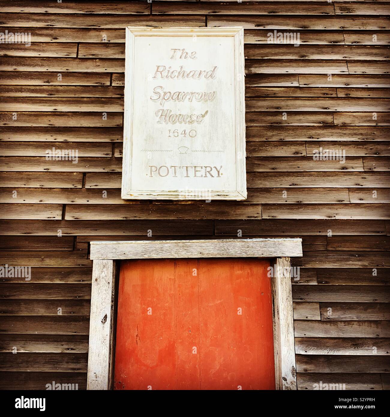 Inscrivez-vous au-dessus d'une porte à la Richard Sparrow House, la plus ancienne maison en bois encore debout dans la ville de Plymouth, Massachusetts, USA. RIchard Sparrow construit la maison autour de 1640. - Image de stock capturée avec un smartphone