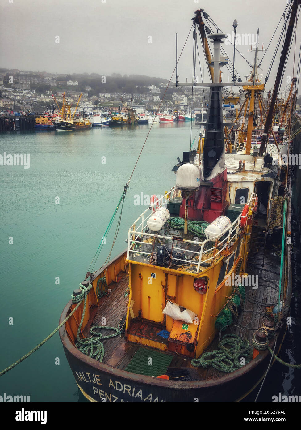 Chalutiers amarrés au port de Newlyn, Cornwall, en novembre. Banque D'Images