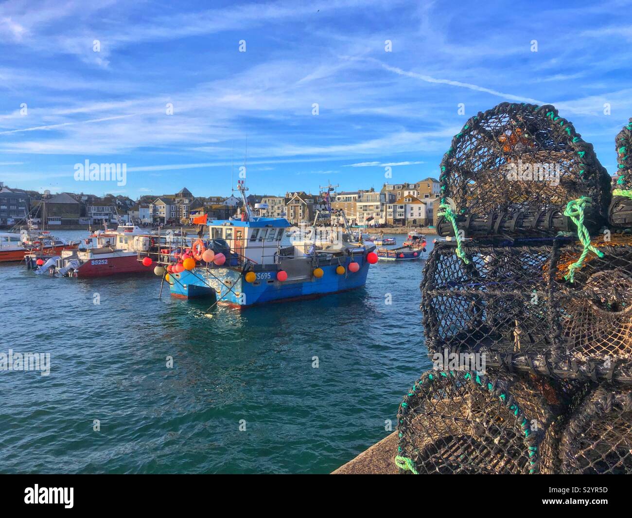 Des casiers à homard sur le quai de St Ives harbour, octobre. Banque D'Images