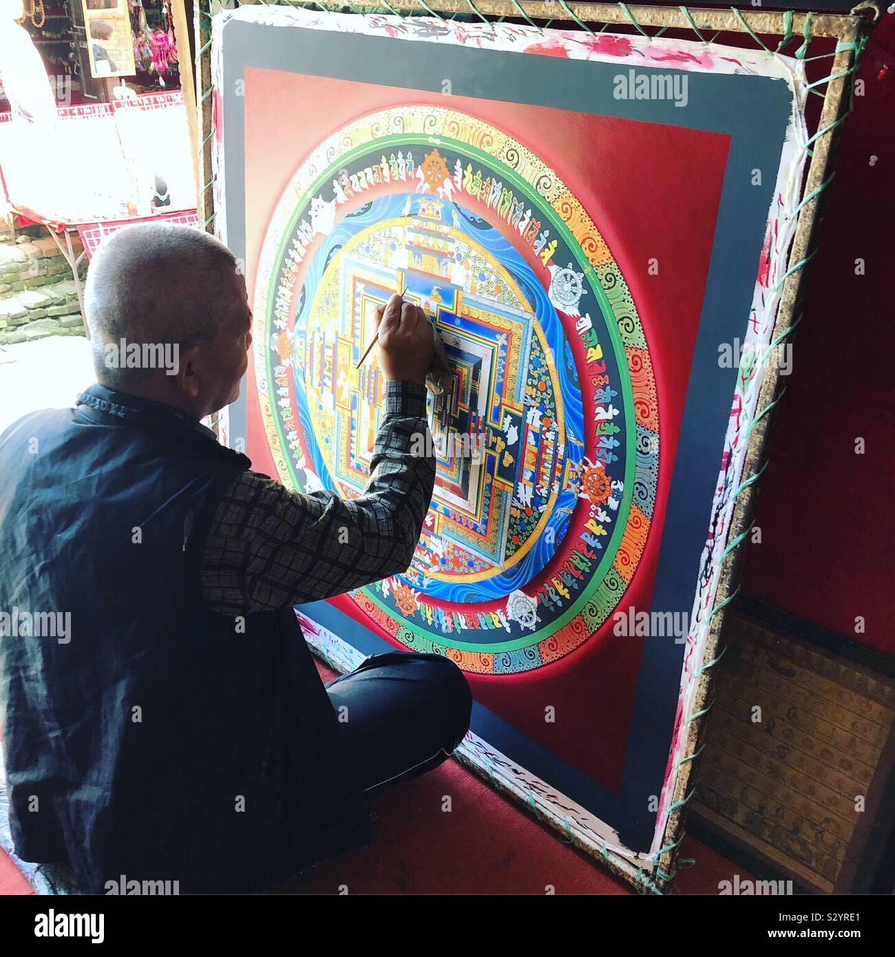 Une peinture d'un maître bouddhiste traditionnel mandala dans la vallée de Katmandou, Népal. - Image de stock capturée avec un smartphone