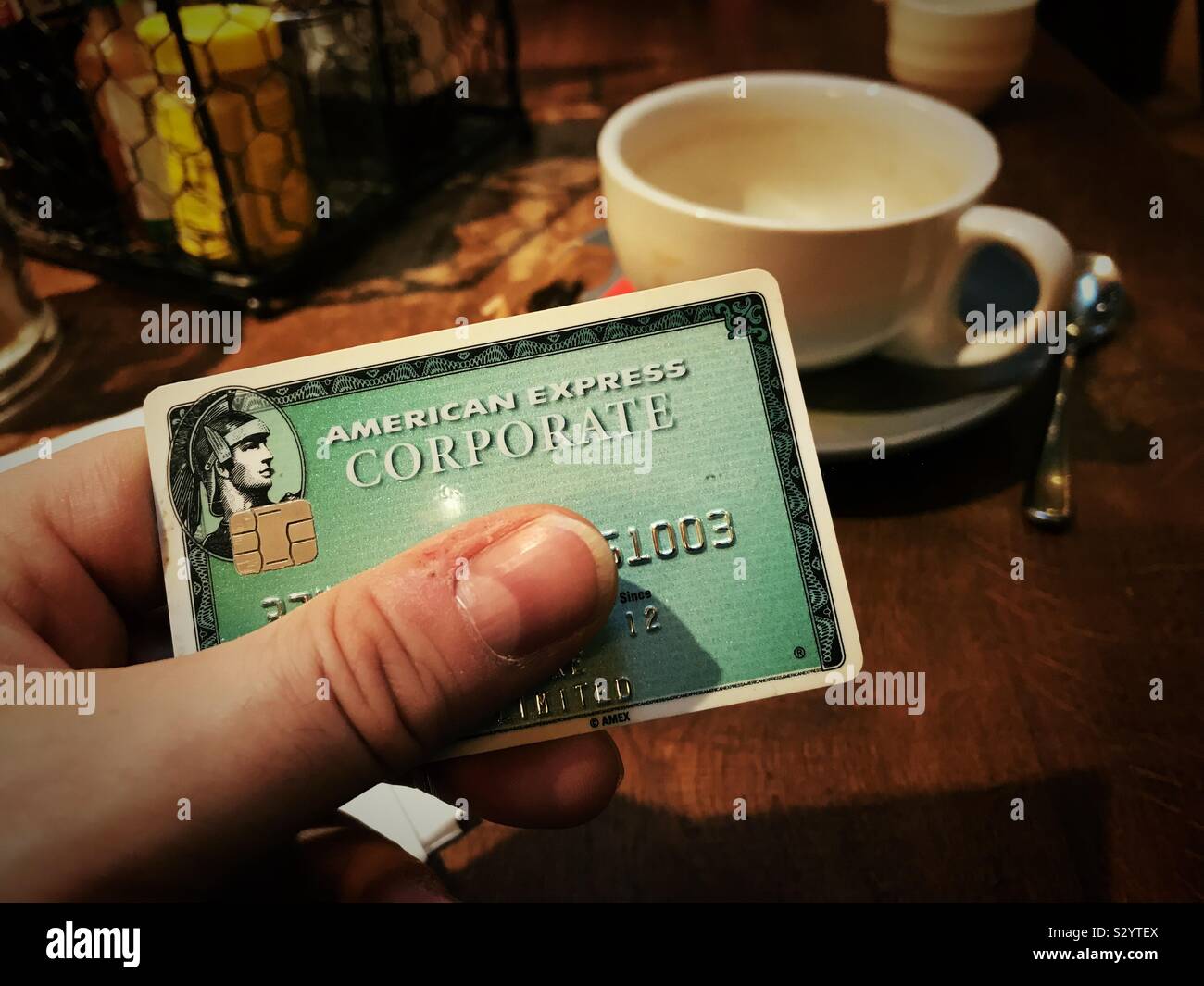 Payer pour un verre avec une carte de crédit professionnelle pendant votre voyage d'affaires. - Image de stock capturée avec un smartphone