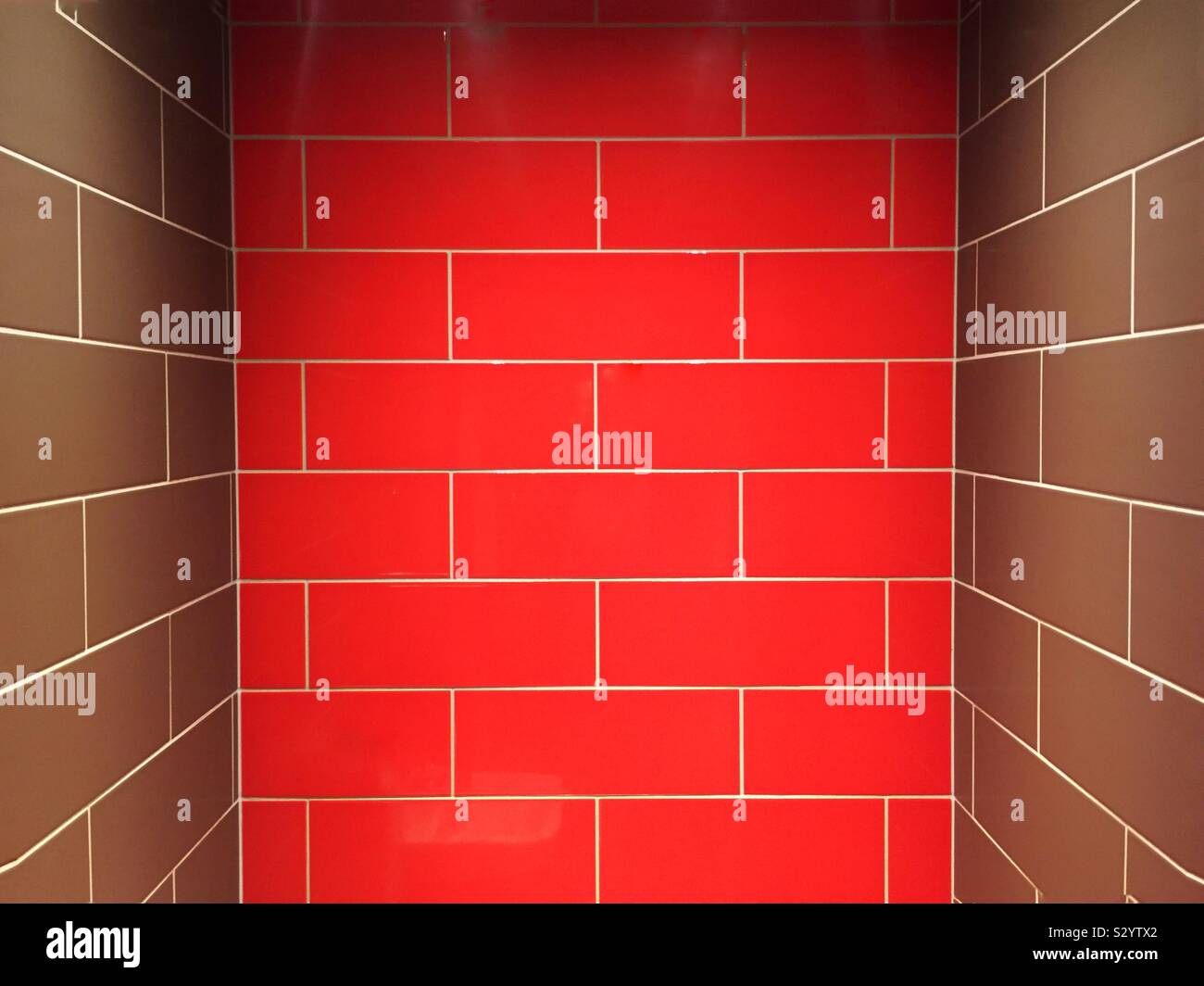 Emprisonné dans une cellule sans fenêtres ou portes démontrant dans une chambre colorée - Image de stock capturée avec un smartphone