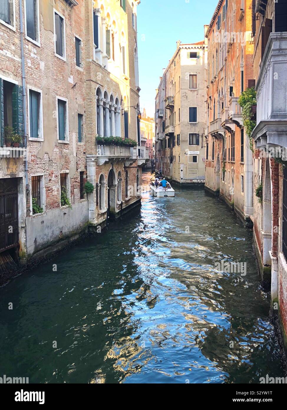 Une paisible soirée d'été sur la voie d'eau dans le Rio di San Luca, Venise. Banque D'Images