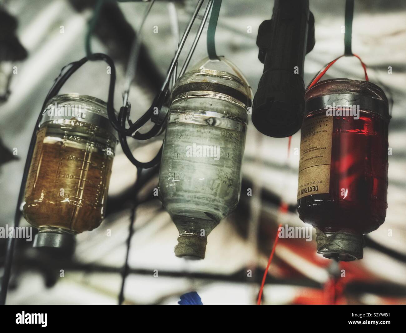 Bouteilles d'une intraveineuse Vintage armée mobile affichage à l'hôpital chirurgical MAPS Musée de l'Air North Canton, Ohio Banque D'Images