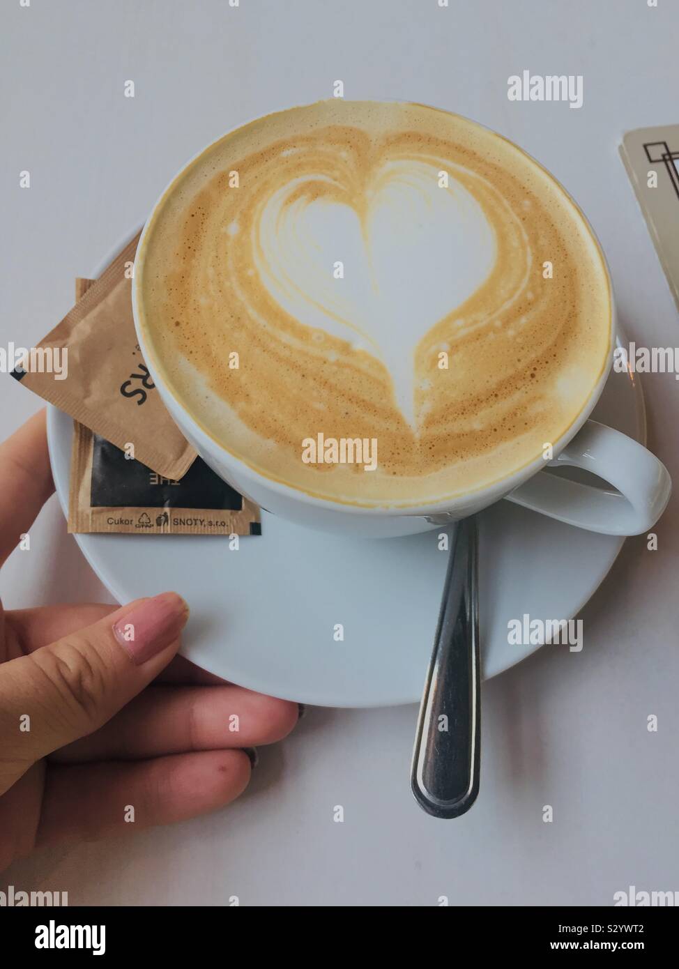 Dans mon coeur un cappuccino. Aime le café. Aimer la vie. Sac de filles autour de l'Europe. Banque D'Images