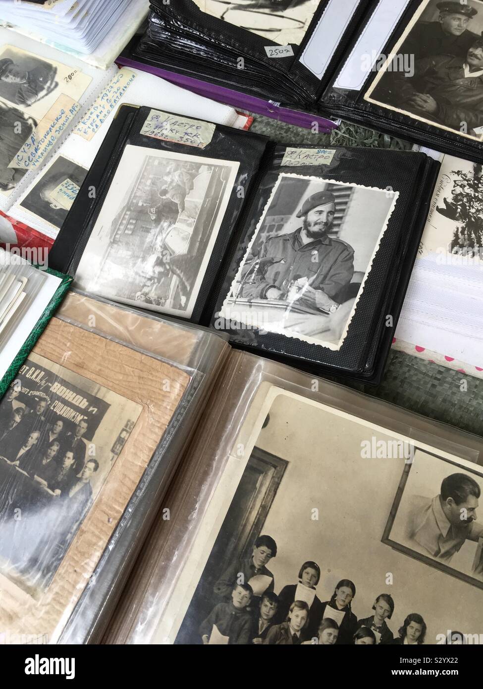 Vieilles photos noir et blanc de Castro et d'autres dans un dossier pour les ventes Udelnaya brocante St Petersburg Russie Banque D'Images