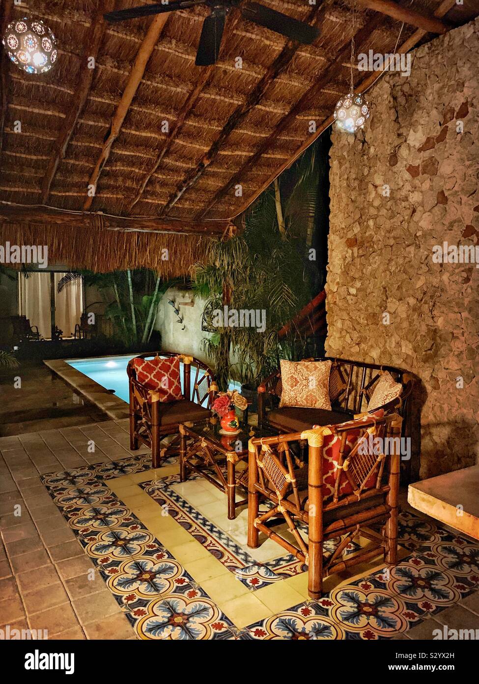 Un confortable coin salon près de la piscine de l'hôtel Casa Del Maya Bed and Breakfast à Mérida, au Mexique. Banque D'Images