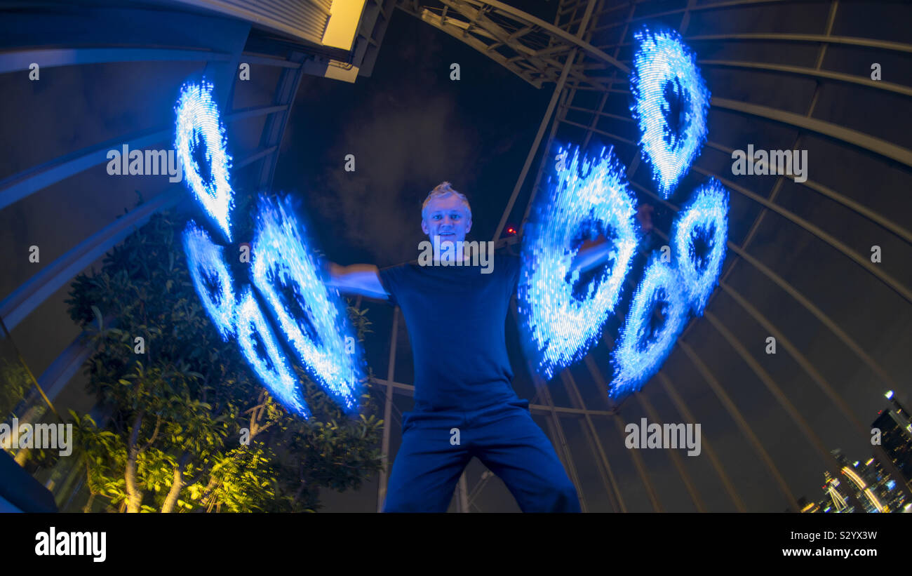 Artiste bâtons lumineux - Image de stock capturée avec un smartphone