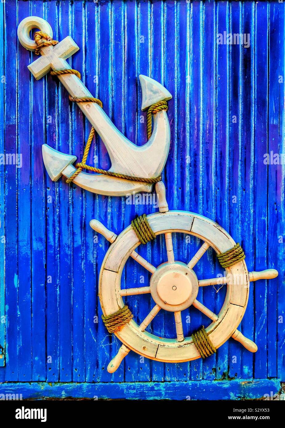 Ancre et roue de bateau à l'extérieur du café, Irvine, Ayrshire, Écosse. - Image de stock capturée avec un smartphone