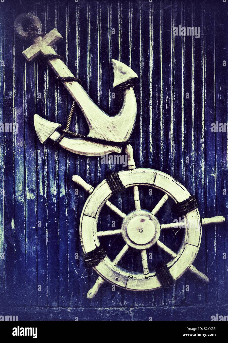 Ancre et roue de bateau à l'extérieur du café, Irvine, Ayrshire, Écosse. - Image de stock capturée avec un smartphone