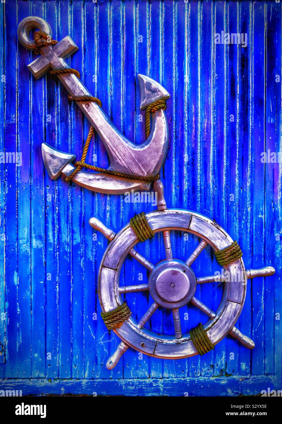 Ancre et roue de bateau à l'extérieur du café, Irvine, Ayrshire, Écosse. - Image de stock capturée avec un smartphone
