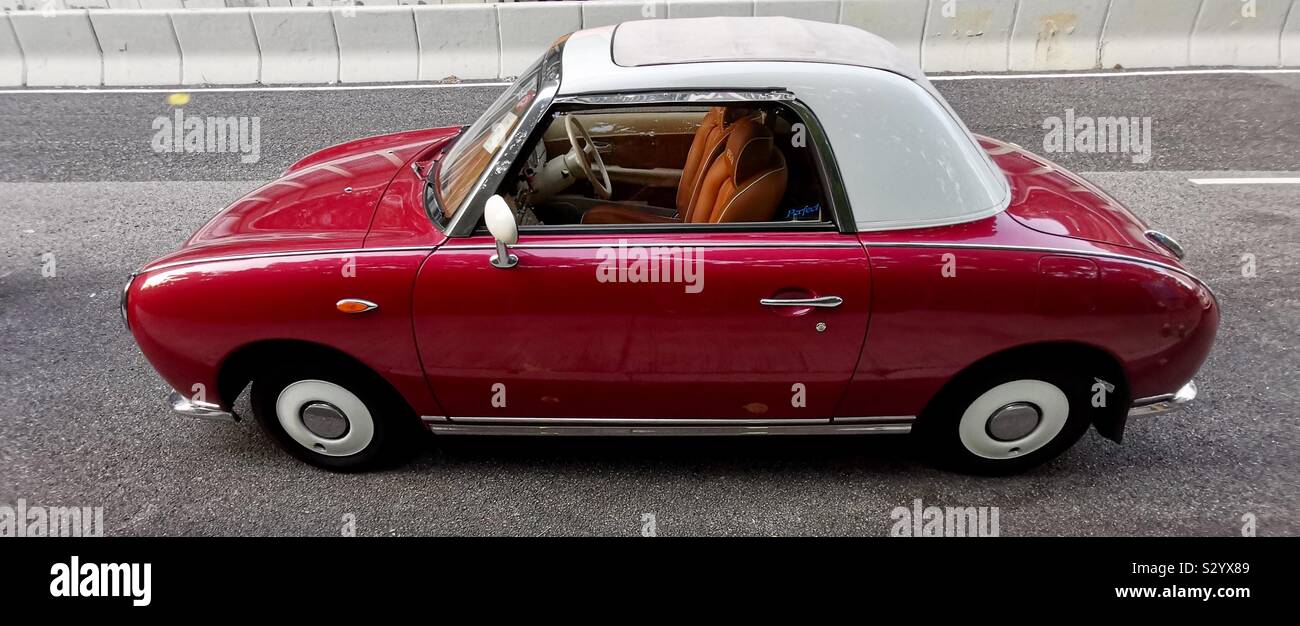 Une Nissan rouge Figaro. Banque D'Images