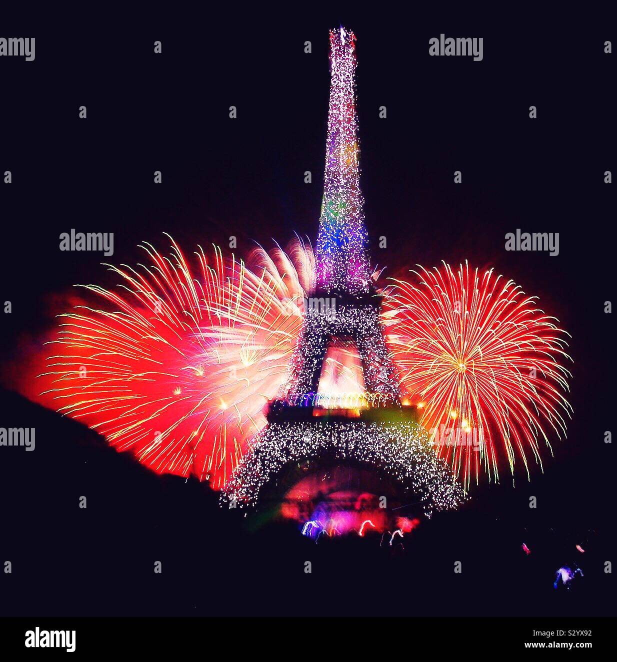 Tour Eiffel à Paris le jour Basttile avec Fireworks Banque D'Images