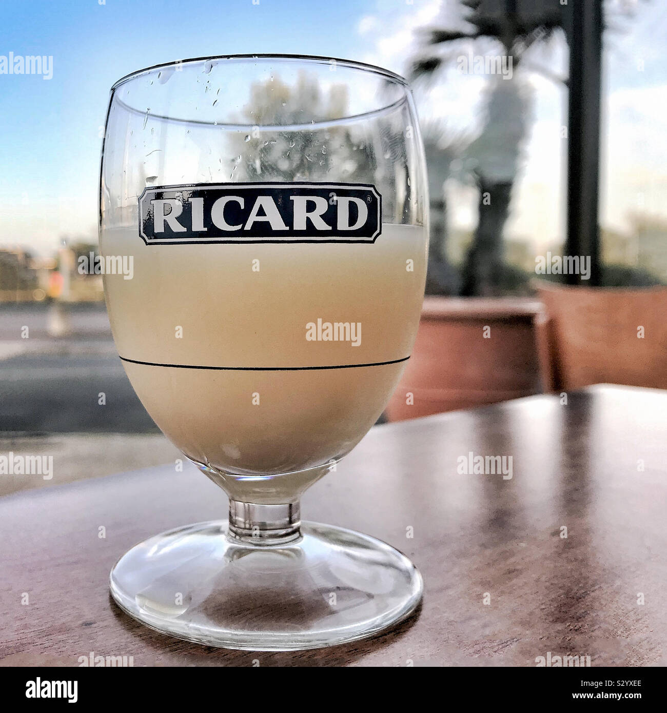 Ricard dans un verre à l'extérieur d'un café français Photo Stock - Alamy