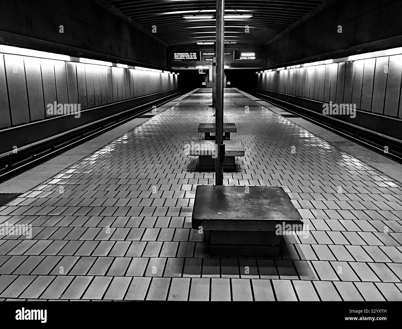 La gare vide, en noir et blanc Banque D'Images