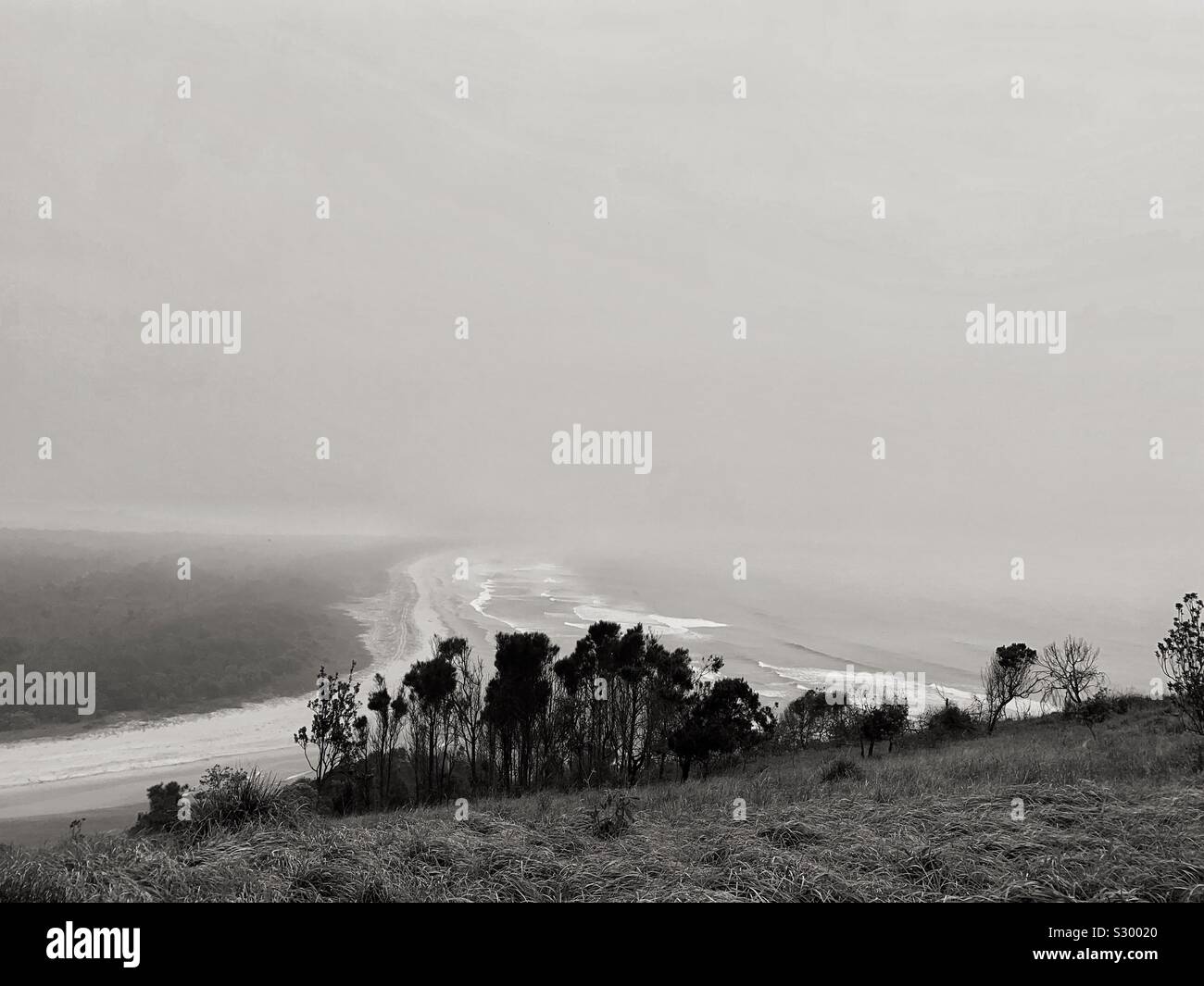 Couverture épaisse de fumée sur la côte de Coffs Banque D'Images