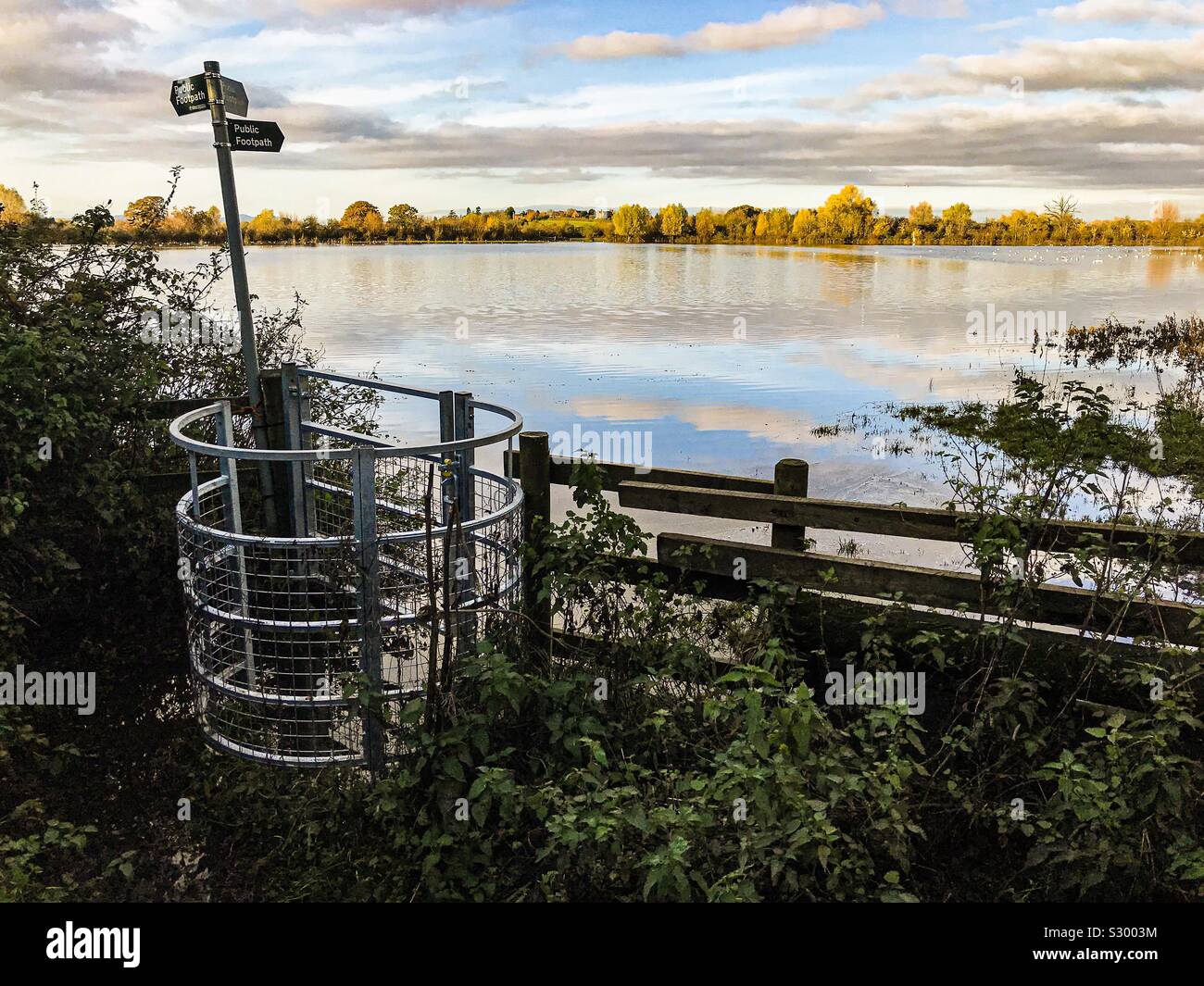 Sentier Public fermés en raison des inondations à Combe Hill de faune à Gloucester Banque D'Images