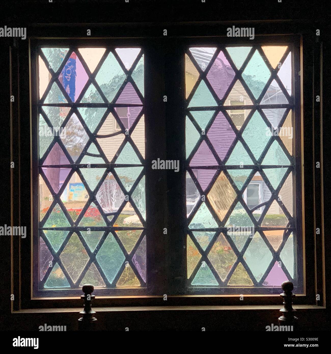 Windows dans la plus ancienne partie de la maison, Jabez Howland Plymouth, Massachusetts, United States. La maison a été construite en 1667 et achetée par Jabez Howland, le fils de deux passagers Mayflower. - Image de stock capturée avec un smartphone