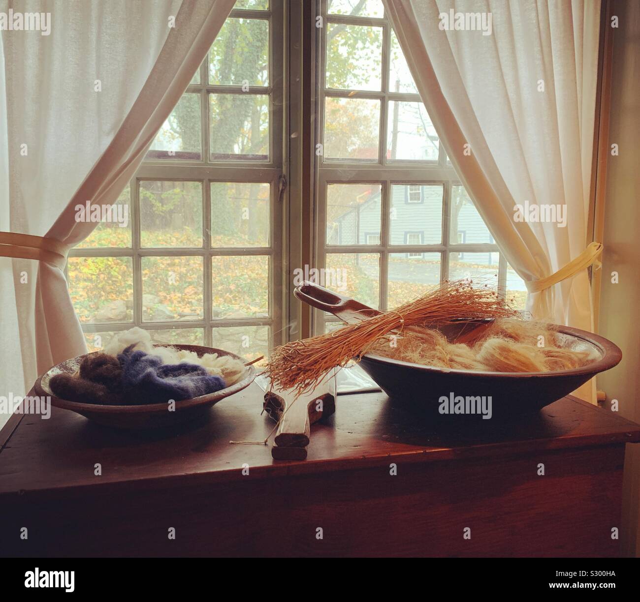 Le lin en face d'une fenêtre à l'Jabez Howland House, Plymouth, Massachusetts, USA.La partie la plus ancienne de la maison a été construite en 1667 et achetée par Jabez Howland, le fils de deux passagers Mayflower. - Image de stock capturée avec un smartphone