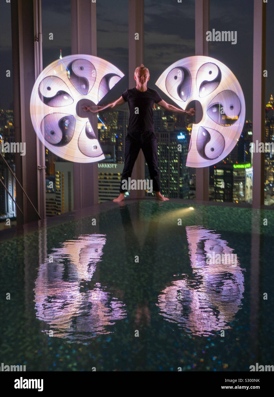 Bâtons lumineux interprète Ying Yang afficher - Image de stock capturée avec un smartphone