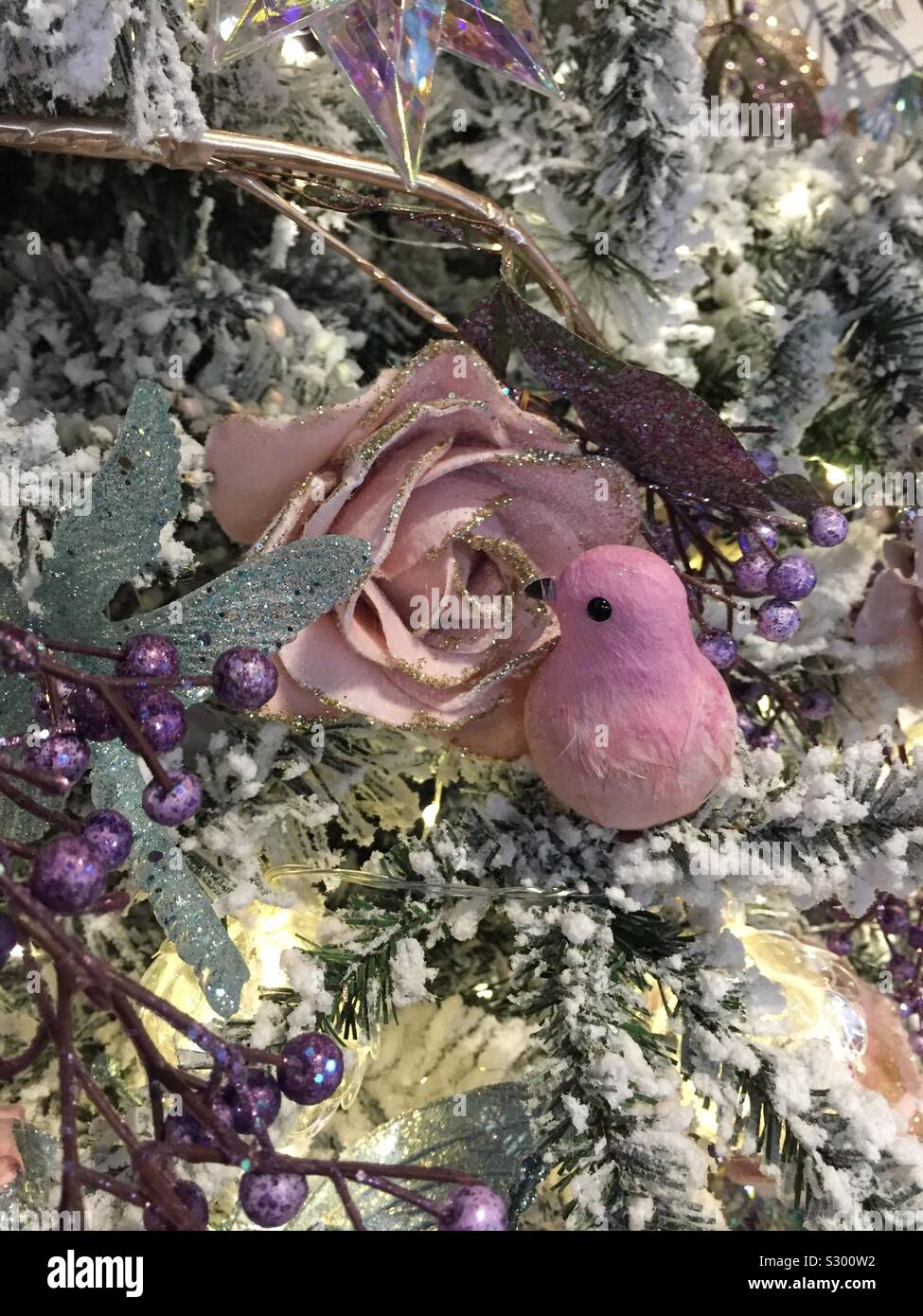 Rose rose et d'oiseaux d'ornements de Noël sur l'arbre de Noël. - Image de stock capturée avec un smartphone