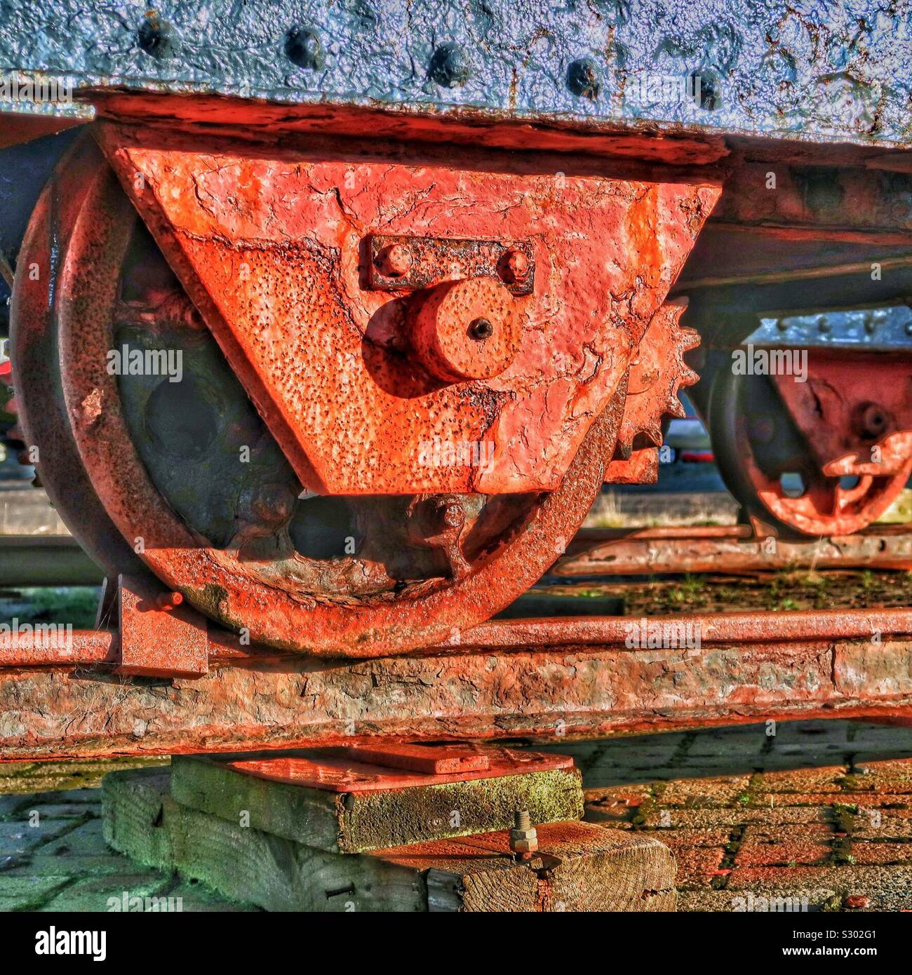 Roues rouillées sur un wagon de chemin de fer désaffecté garé dans une voie d'évitement, Ayrshire, Écosse, Royaume-Uni - Image de stock capturée avec un smartphone