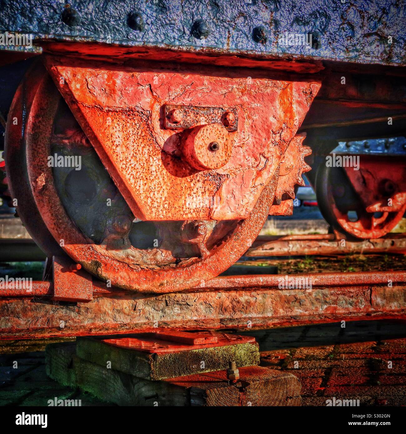 Roues rouillées sur un wagon de chemin de fer désaffecté garé dans une voie d'évitement, Ayrshire, Écosse, Royaume-Uni - Image de stock capturée avec un smartphone