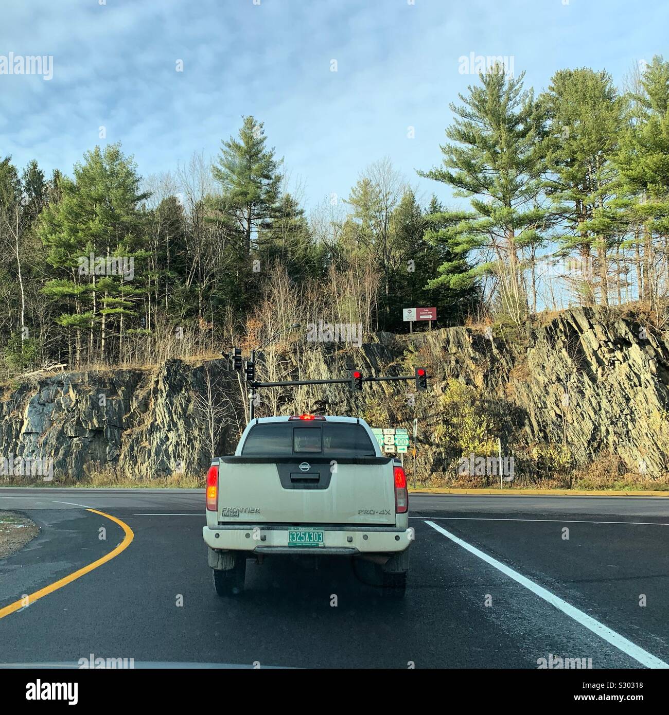 Frappé arrêté à un feu de circulation dans la région de Waterbury, Vermont, United States - Image de stock capturée avec un smartphone