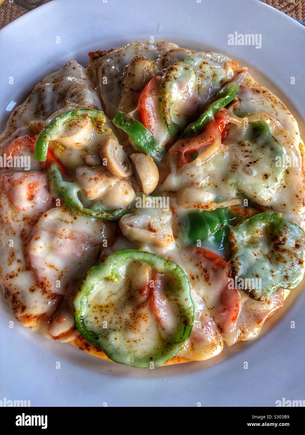 Une petite pizza végétarienne. Banque D'Images