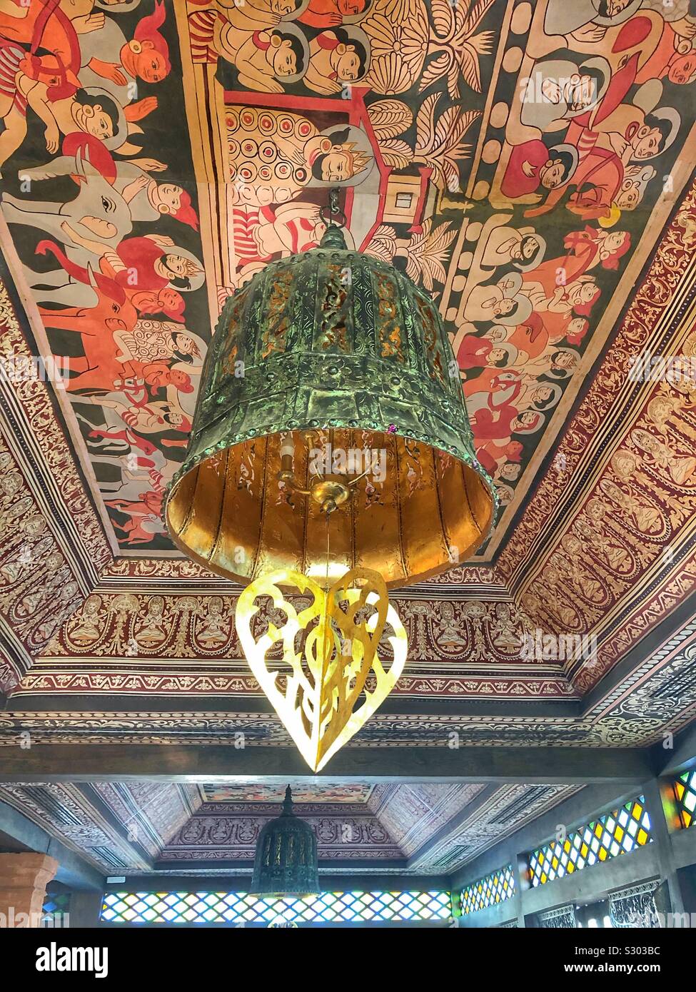 Plafond peint traditionnel à Mandalay, Myanmar. Banque D'Images