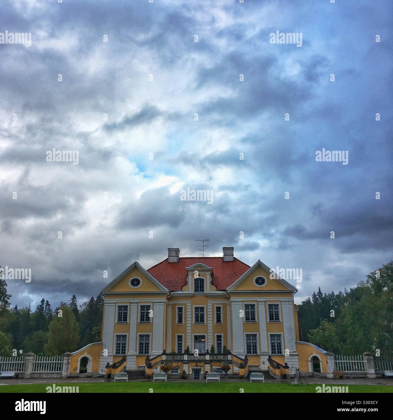 Palmse Manor est l'un des plus beaux manoirs baroques en Estonie. La demeure et musée à ciel ouvert ont été le premier manoir entièrement restauré dans le pays complexe. - Image de stock capturée avec un smartphone