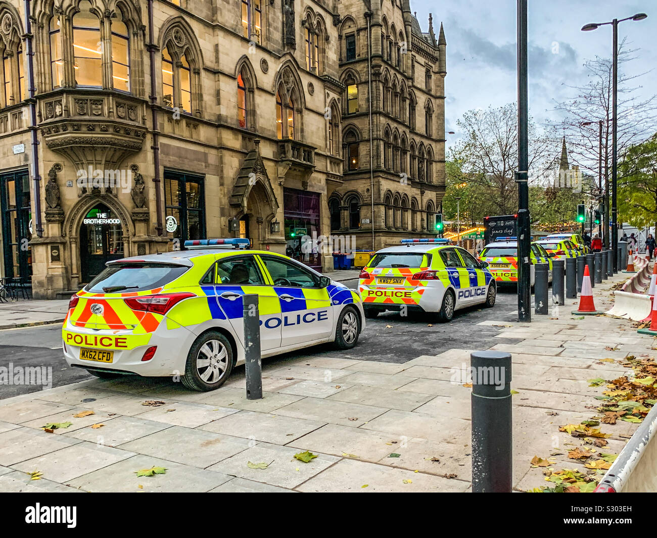 Rangée de voitures de police dans le centre-ville de Manchester Banque D'Images